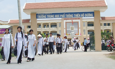 Các ngôi trường xuống cấp dần dần đã được thay thế bằng những ngôi trường mới khang trang.