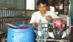 Nông dân chế tạo máy phun thuốc điều khiển từ xa
