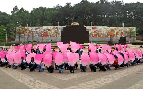 Học sinh Trường THPT Phong Châu (Lâm Thao) tập luyện chuẩn bị cho Lễ hội Đền Hùng năm 2013. Ảnh: Phương Thanh