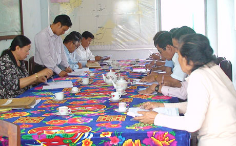 Bà Trần Kim Mai và Tổ công tác làm việc với người dân khiếu nại.