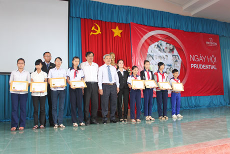 Trao học bổng cho học sinh nghèo.