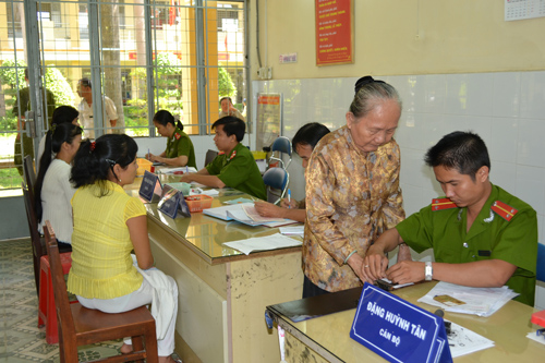Cấp giấy CMND tại Phòng Cảnh sát quản lý hành chánh trật tự xã hội.