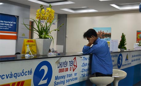Khách hàng đang giao dịch tại Bưu điện TP. Mỹ Tho. Ảnh: Vân Anh