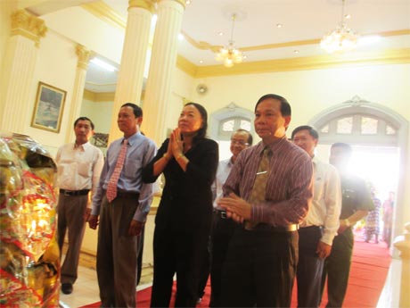 Lãnh đạo Tỉnh ủy, UBND tỉnh dâng hương tưởng niệm.