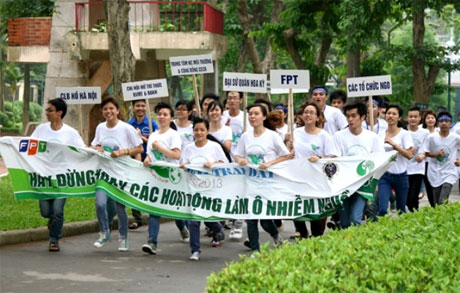 Các bạn trẻ với khẩu hiệu 