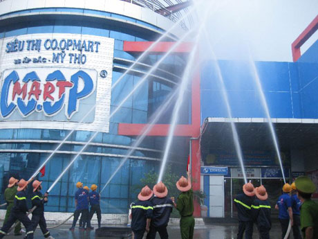 Diễn tập PCCC tại siêu thị Coop Mart Mỹ Tho. Ảnh: Hữu Nghị