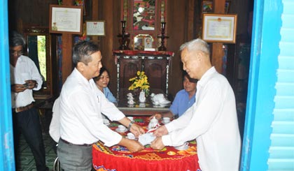 Ông Lê Ngọc Sương thăm và tặng quà gia đình chính sách.