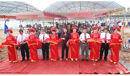 Lãnh đạo tỉnh và huyện cắt băng khánh thành.
