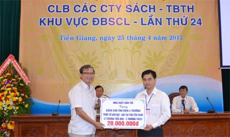 Đại diện Nhà xuất bản Trẻ trao biểu trưng tặng sách cho 4 trường thuộc Sở GD&ĐT Tiền Giang.
