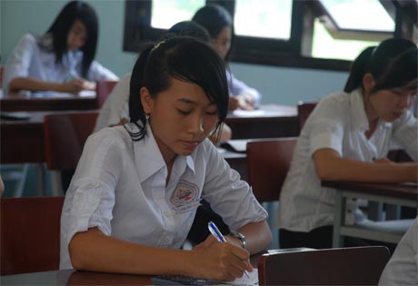 Thí sinh đang thi tốt nghiệp năm 2012.