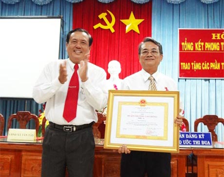 Bí thư Huyện ủy Lê Văn Nghĩa trao Huân chương Lao động hạng II cho ông Đoàn Hồng Sĩ, nguyên Phó Bí thư Huyện ủy.