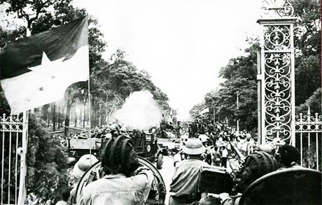 Tiến vào Dinh Độc Lập.