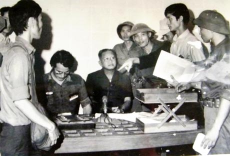 Dương Văn Minh đọc lời đầu hàng vô điều kiện trên Đài phát thanh Sài Gòn.