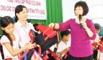 Tặng cặp phao cho 500 học sinh tiểu học