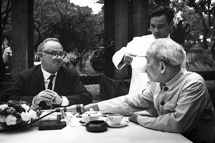 Nhà báo Wilfred Burchett trò chuyện với Chủ tịch Hồ Chí Minh. Ảnh tư liệu