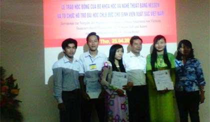 Sinh viên nhận học bổng của Bộ KH&NT - Bang Hessen.  