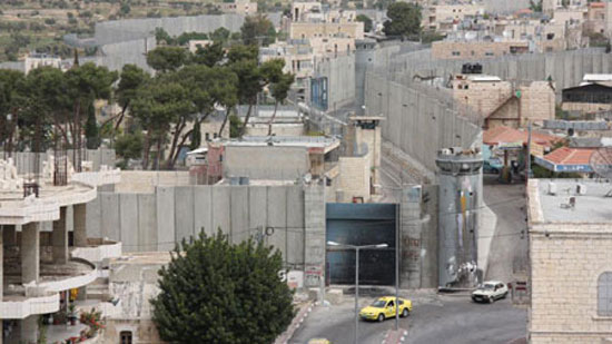 Bức tường an ninh chia cắt các vùng lãnh thổ Palestine. Ảnh: Jamal Aruri