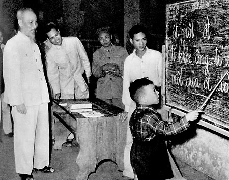 Học tập phong cách quần chúng và dân chủ của Chủ tịch Hồ Chí Minh là nội dung cần được đẩy mạnh.  