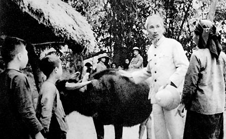 Bác Hồ tới thăm gia đình nông dân