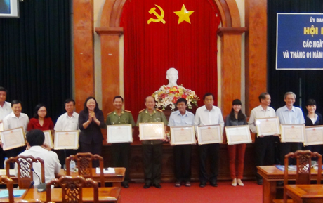 Bà Trần Kim Mai tặng bằng khen cho các cá nhân.