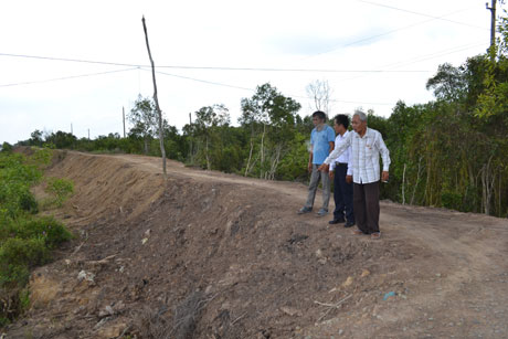 Học tập Bác, chú Phạm Văn Giao  tự nguyện hiến  800 m2 đất  để làm  ô đê bao, giúp bà con chuyển đổi  cơ cấu  giống  cây trồng.