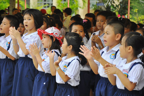 Học sinh  nhà trường trong ngày khai giảng năm học.