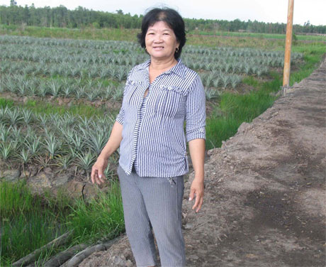 Bà Chín trên tuyến đê mới làm từ quỹ đất gia đình hiến cho nhà nước.