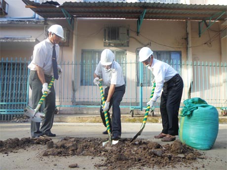 Lãnh đạo thành phố tham gia trồng cây.