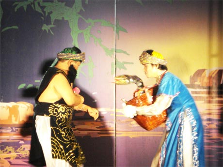 Thanh Tuấn và Thanh Sơn trong tiểu phẩm hài “Con rắn”.