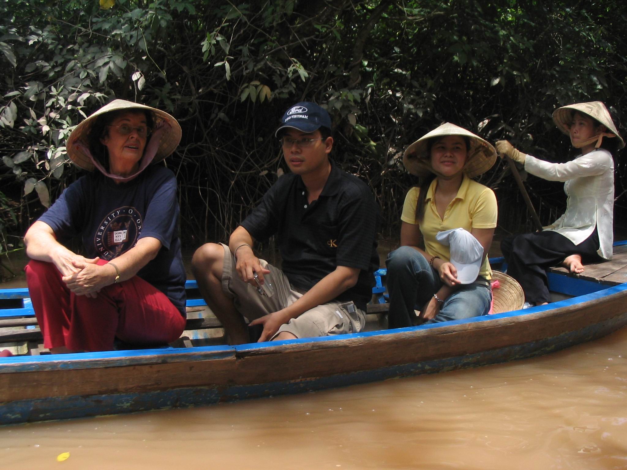 Du khách đi bằng đò chèo ở cù lao Thới Sơn.