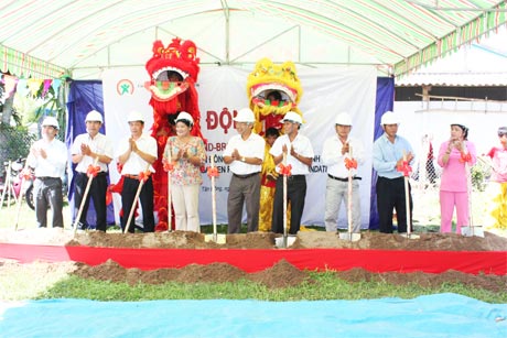 Lãnh đạo các sở, ngành và nhà tài trợ thực hiện nghi thức động thổ.