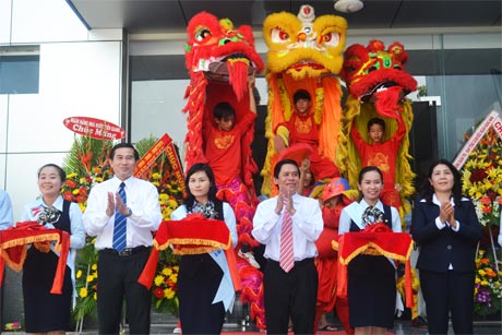 Cắt băng khánh thành trụ sở làm việc Phòng Giao dịch Chợ Gạo.
