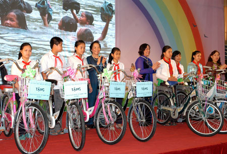 Phó Chủ tịch nước Nguyễn Thị Doan, Bộ trưởng Bộ LĐTBXH Phạm Thị Hải Chuyền trao quà tặng cho các em có hoàn cảnh đặc biệt có thành tích học tập xuất sắc. Ảnh: VGP/Anh Dũng