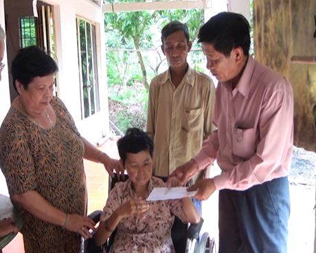 Ông Khải tặng quà cho nạn nhân bị nhiễm chất độc da cam nhân dịp Tết