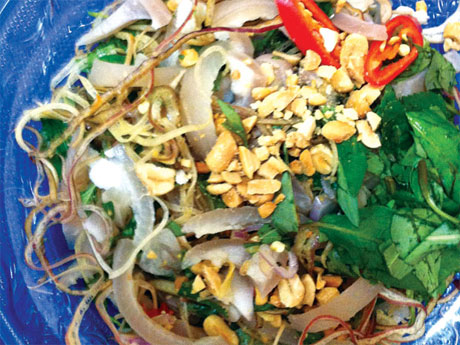 Bắp chuối bóp da heo luộc.