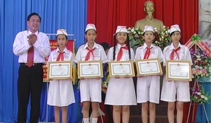 Ông Ngô Văn Sáu, Bí thư Huyện ủy khen thưởng  các Cháu ngoan Bác Hồ tiêu biểu.