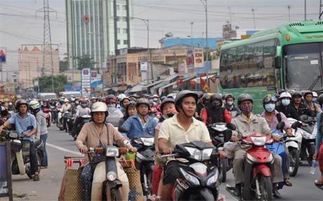 Giao thông vận tải là nhóm hàng hóa giảm ở cả 2 thành phố. Ảnh: Vân Anh