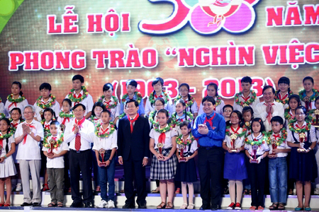Chủ tịch nước Trương Tấn Sang cùng lãnh đạo các ngành trao hoa, cúp lưu niệm cho các dũng sĩ Nghìn việc tốt tiêu biểu toàn quốc - Ảnh: Minh Châu