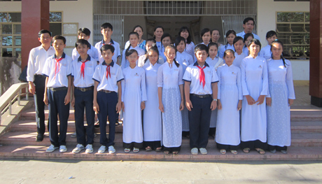 Thầy cô cùng với các em học sinh xuất sắc của trường.