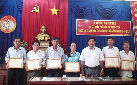 Tập thể và cá nhân tiêu biểu được nhận giấy khen của huyện. Ảnh: Từ Công Mánh