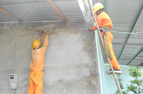 Lắp điện kế cho người dân nông thôn. Ảnh: Vân Anh
