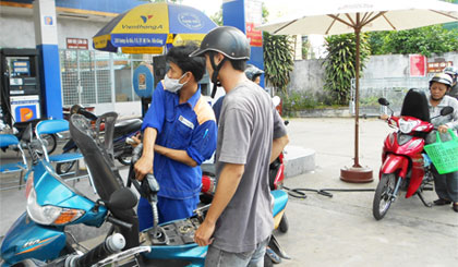 Giá xăng tăng lần đầu tiên trong năm 2014. Ảnh: Vân Anh