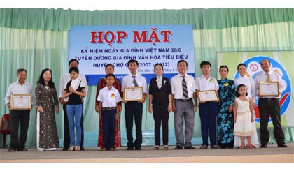 Trao Giấy khen cho các gia đình văn hóa tiêu biểu.