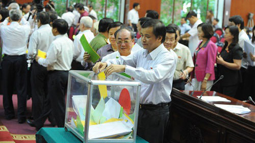Lấy phiếu tín nhiệm. Ảnh: vov.vn