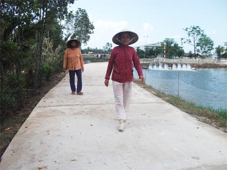 Con đường Kinh Nhiếm 3 trải dal rộng rãi hôm nay có công đóng góp của gia đình  bà Võ Thị Anh (ấp Kinh Nhiếm, xã Phú Thạnh). Bà được Chủ tịch UBND huyện tặng Giấy khen đạt thành tích xuất sắc qua 2 năm thực hiện Chỉ thị 03 của Bộ Chính trị.