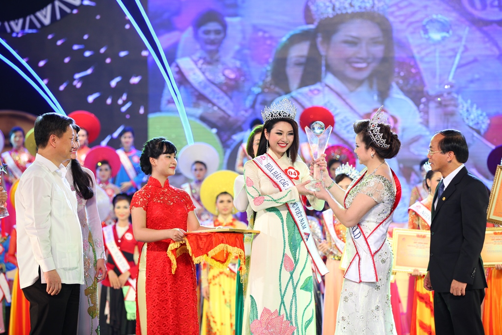 Phút đăng quang của Hoa hậu Nguyễn Thị Ngọc Anh 