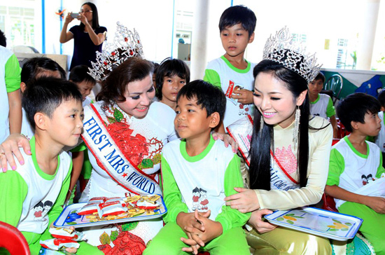 Bà Đoàn Thị Kim Hồng, Phó trưởng Ban tổ chức cuộc thi và Hoa hậu Nguyễn Thị Ngọc Anh bên các em nhỏ tại Trung tâm 