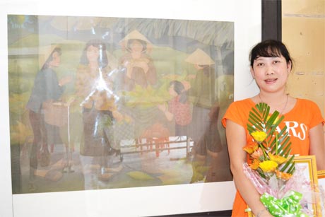 Cô Mỹ Dung với bức  tranh lụa  “Chợ quê”  đoạt giải II Cuộc thi  Sáng tác  mỹ thuật  tỉnh  Tiền Giang  lần II-2013.