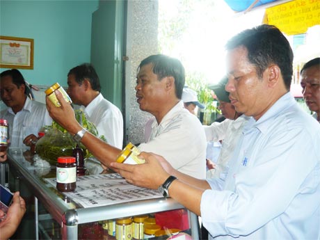 Đoàn khảo sát tham quan điểm sản xuất, kinh doanh mắm tôm chà Kim Sa tại TX. Gò Công.