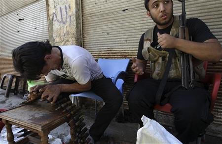 Các tay súng phe đối lập Syria ở Aleppo ngày 6-7. (Ảnh: Reuters)